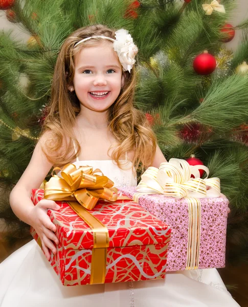 Joyeux adorable petite fille avec des boîtes-cadeaux — Photo