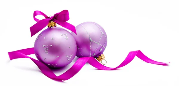 İki leylak Noel topları ile izole şerit — Stok fotoğraf