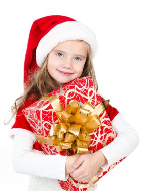 Noel hediye kutusu ile gülümseyen sevimli küçük kız