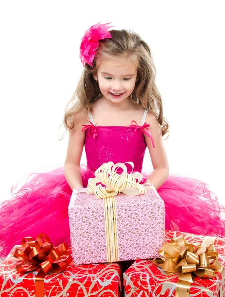 Verrast schattig meisje met Kerstmis geschenkdozen — Stockfoto