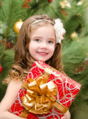 hediye kutusu ile mutlu sevimli küçük kız