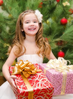 Hediye kutuları ile mutlu sevimli küçük kız