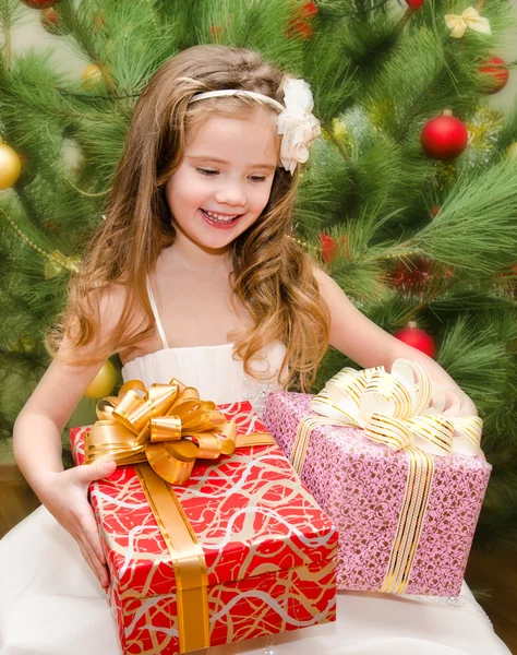 Joyeux adorable petite fille avec des boîtes-cadeaux — Photo