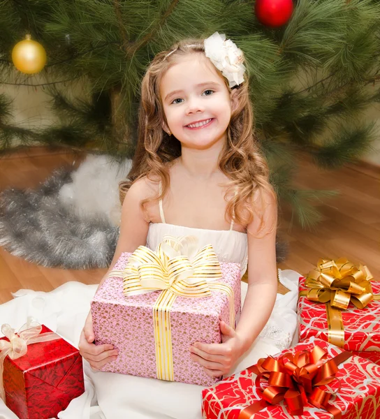 Glücklich entzückendes kleines Mädchen mit Geschenkboxen — Stockfoto