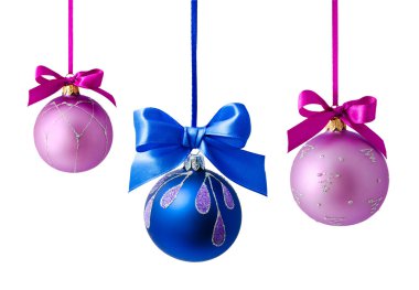 Noel topları izole asılı