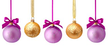 Noel topları izole asılı