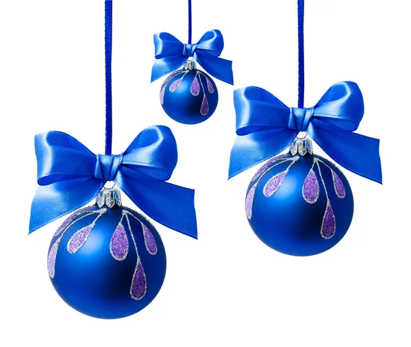 Bola azul de Navidad con cinta aislada — Foto de Stock