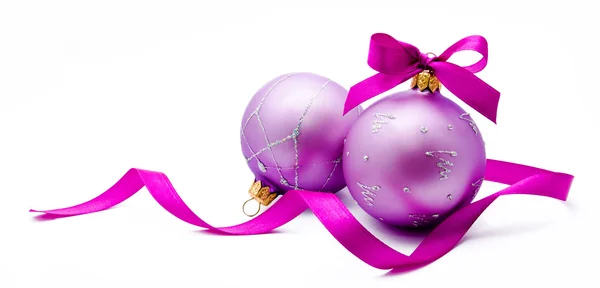 Két lila karácsonyi labdák elszigetelt szalaggal — Stock Fotó