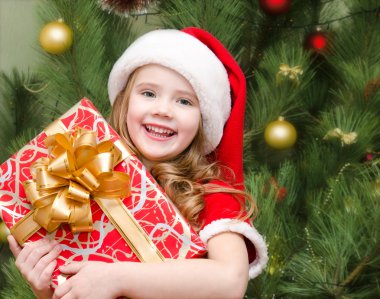 Santa şapka hediye kutusu ile mutlu küçük kız