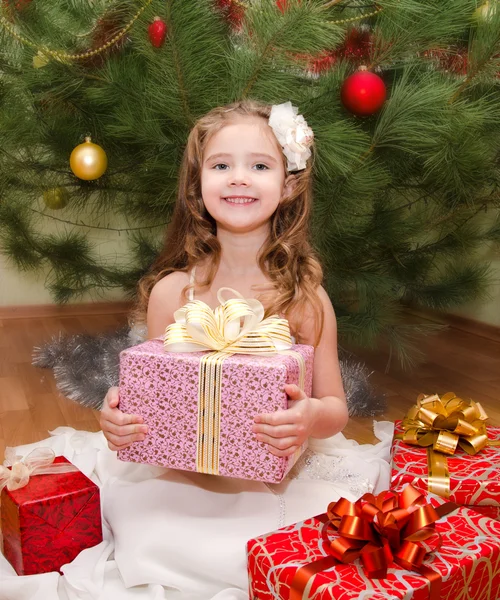 Joyeux adorable petite fille avec des boîtes-cadeaux — Photo