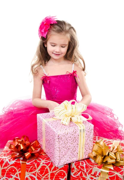 Adorable petite fille avec des boîtes cadeaux de Noël — Photo