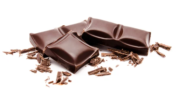 Barras de chocolate escuro empilham com migalhas isoladas em um branco — Fotografia de Stock