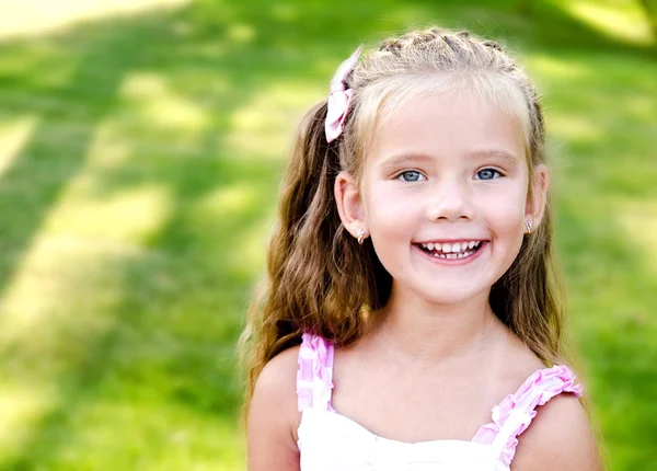 Portret van schattige lachende meisje in het park — Stockfoto