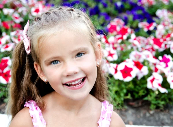 Parkta mutlu sevimli küçük kız portresi — Stok fotoğraf