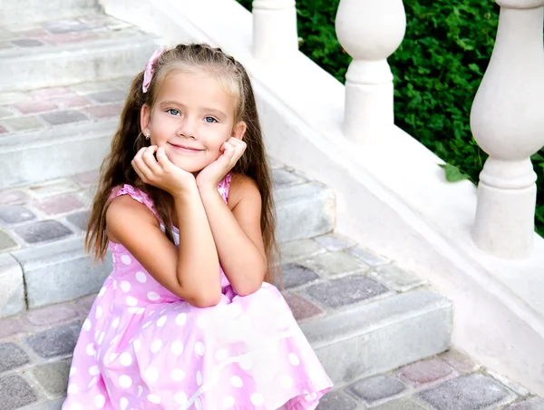 Portrait d'adorable petite fille assise sur les marches — Photo
