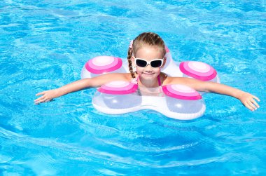 Yüzme Havuzu, küçük kız gülümseyerek 