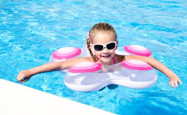 Yüzme Havuzu, küçük kız gülümseyerek 