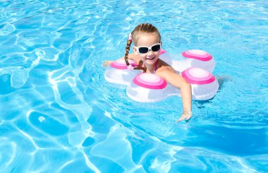 Yüzme Havuzu, küçük kız gülümseyerek 