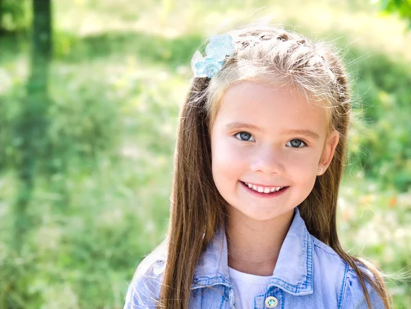 Retrato de adorable niña sonriente —  Fotos de Stock