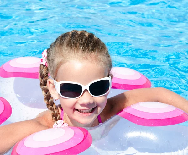 Niña sonriente en la piscina —  Fotos de Stock