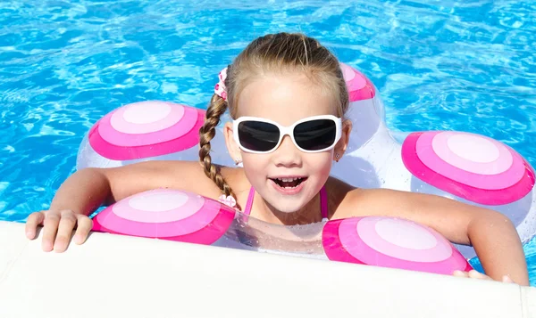 Niña sonriente en la piscina —  Fotos de Stock