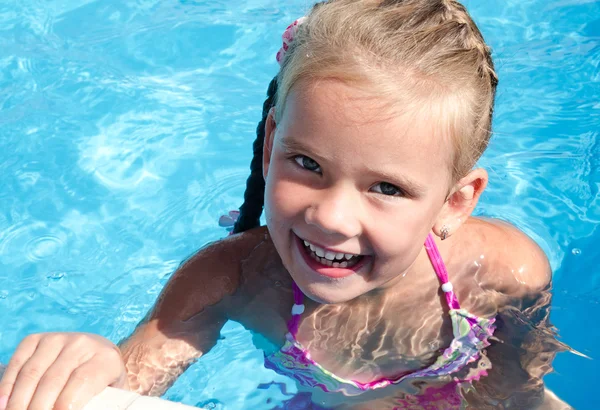 Счастливая маленькая девочка в бассейне — стоковое фото