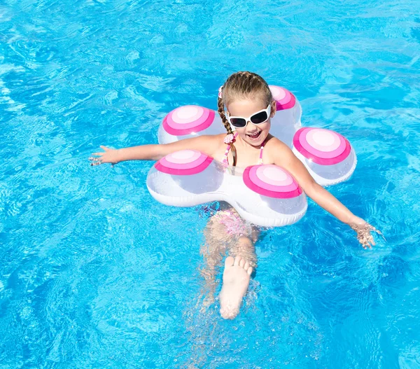 Niña sonriente en la piscina —  Fotos de Stock