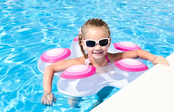 Niña sonriente en la piscina —  Fotos de Stock