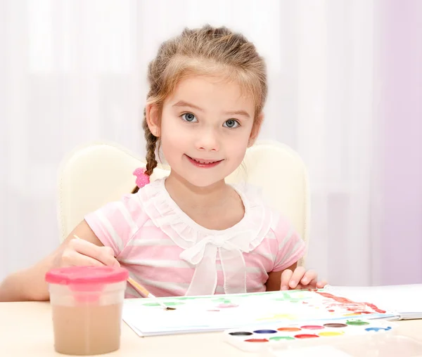 Schattig lachende klein meisje tekenen met verf en penseel — Stockfoto