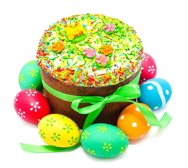 Pastel de Pascua decorado y huevos aislados — Foto de Stock