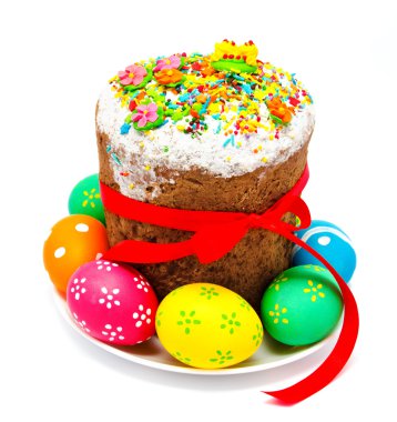 Bir şekilde dekore edilmiş Paskalya kek ve izole yumurta