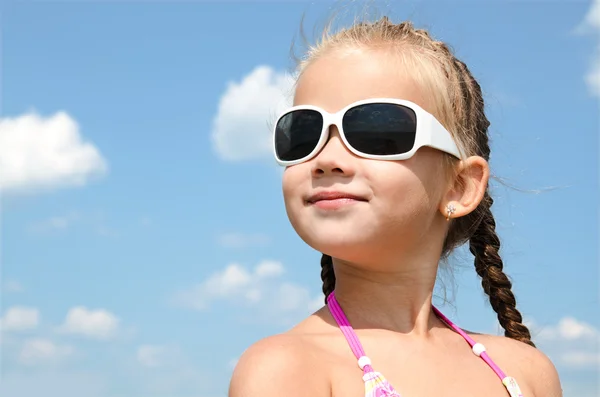 Retrato al aire libre de linda niña —  Fotos de Stock