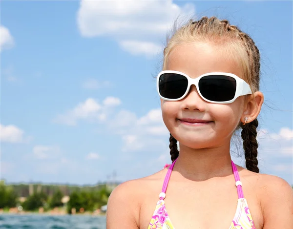 離れて見てかわいい女の子の屋外のポートレート — ストック写真