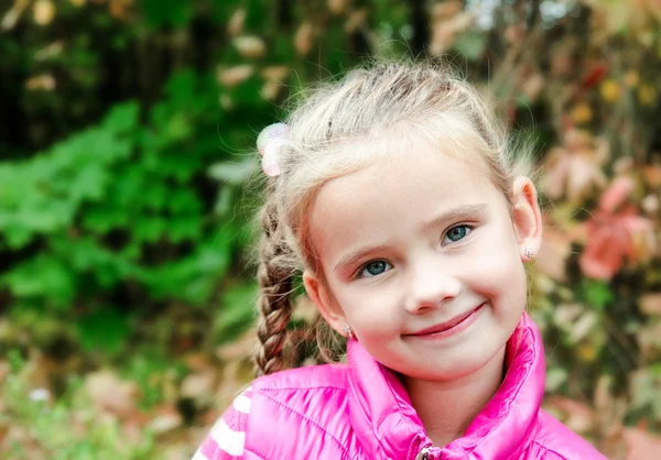 Portrait d'automne de mignonne petite fille souriante — Photo