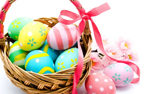Colorate uova di Pasqua fatte a mano nel cestino isolato — Foto Stock
