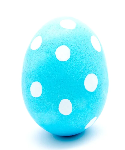 Изолированное окрашенное голубое пасхальное яйцо — стоковое фото