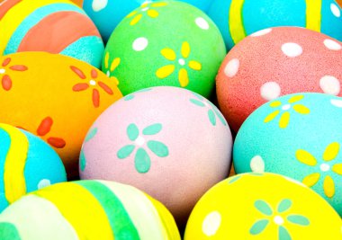 Beyaz izole renkli Paskalya yumurtaları