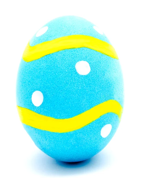 Изолированное окрашенное голубое пасхальное яйцо — стоковое фото