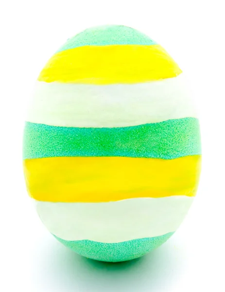 Изолированное окрашенное зелёное пасхальное яйцо — стоковое фото