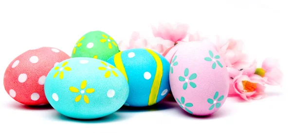Colorate uova di Pasqua fatte a mano con fiore isolato — Foto Stock