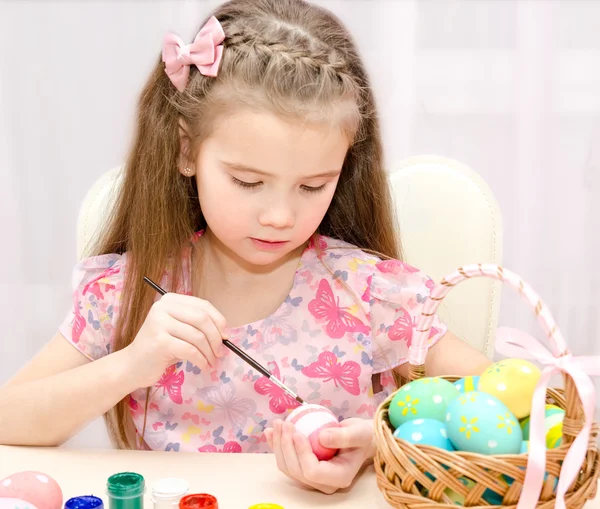 Bambina pittura colorato uova di Pasqua — Foto Stock