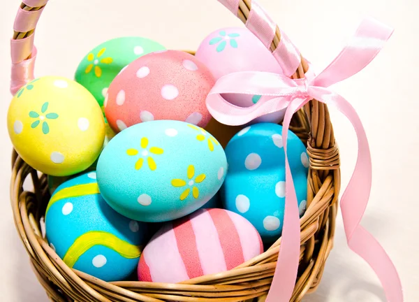 Colorful handmade easter eggs in the basket — Stock Photo, Image