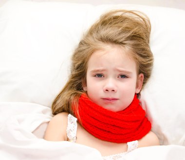 yatakta yatan hasta bir küçük kız