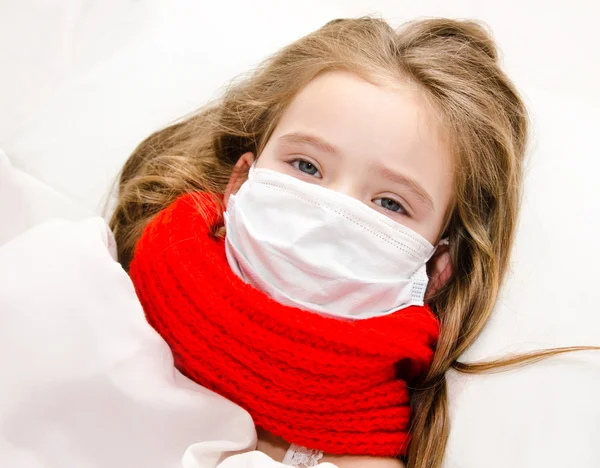 Bakteri ve virüs için cerrahi yüz maskesi ile hasta küçük kız — Stok fotoğraf