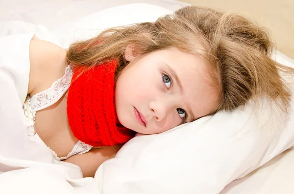 Sick little girl lying in the bed — Stock Photo, Image