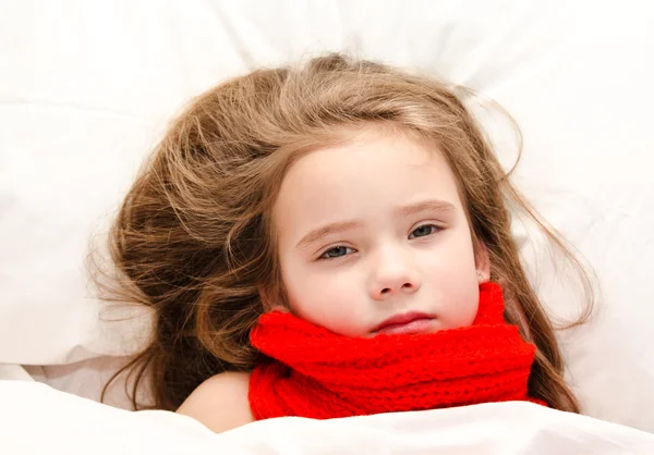 Больная маленькая девочка лежит в постели — стоковое фото