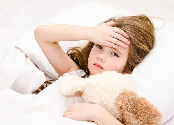 Sick little girl lying in the bed — Stock Photo, Image