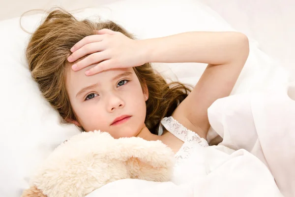 Хвора дівчинка лежить у ліжку — стокове фото