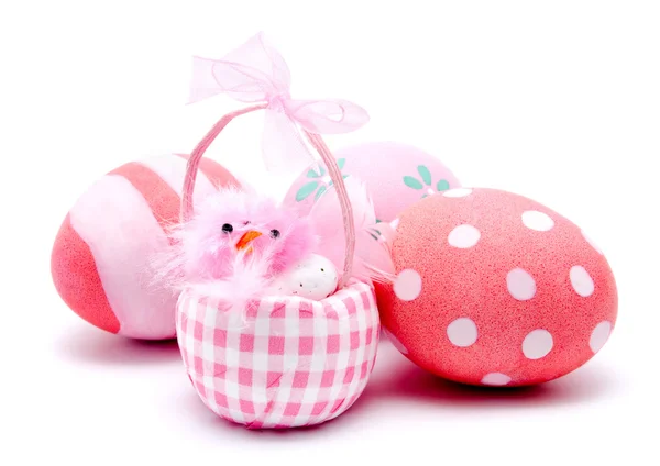 Coloridos huevos de Pascua hechos a mano y chiken rosa aislado — Foto de Stock