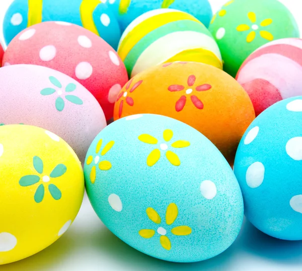 Colorate uova di Pasqua fatte a mano isolate — Foto Stock